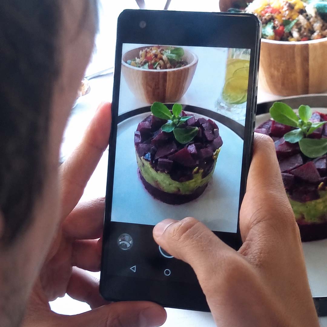 Foto de un plato tomada con el móvil, antes de mejorarla